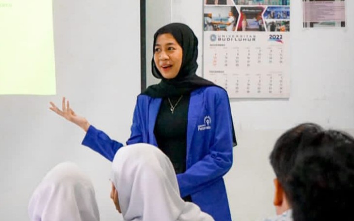 Agnes saat menjelaskan mengenai literasi media digital dalam fenomena FOMO di SMAN 29 Jakarta
