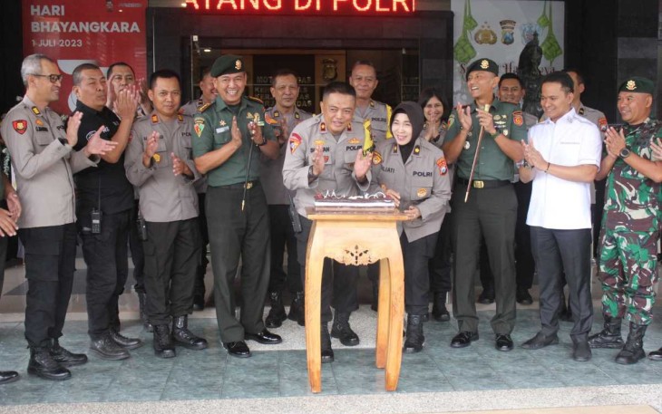 Danmenarmed 2 Kostrad Kolonel Arm Joko Setiyo Kurniawan saat memberikan ucapan selamat HUT Bhayangkara ke-77 di Polresta Malang Kota, Senin (3/7) 