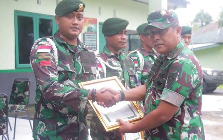 Asops Kasdam XVI/Pattimura Kolonel Inf Budi Santosa saat memberikan penghargaan