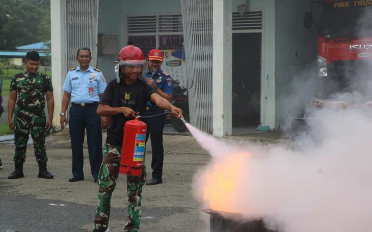 Simulasi pemadaman kebakaran prajurit lanud Sutan Sjahrir, Senin (3/7)