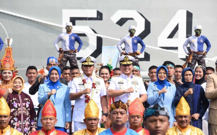 Pangkolinlamil Laksda TNI Edwin bersama Kasal dan prajurit di HUT ke-62 Kolinlamil, Jakarta, Senin (3/7)