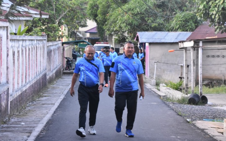 Danrem 023/KS Kolonel Inf Lukman Hakim saat olahraga jalan santai, Selasa (4/7)