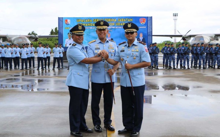 Danlanud Manuhua Marsma TNI Yostariza bersama Danskadud usai sertijab, Selasa (4/7)