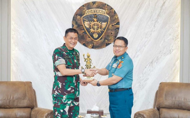 Pangdam IX Udayana Mayjen TNI Sonny Aprianto saat memberikan cenderamata, Selasa (4/7)