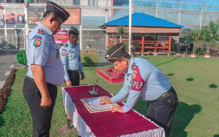 Kalapas Binjai Theo Adrianus saat penandatangan Transformasi Pemuktahiran Data Simpeg, Medan, Selasa (4/7)