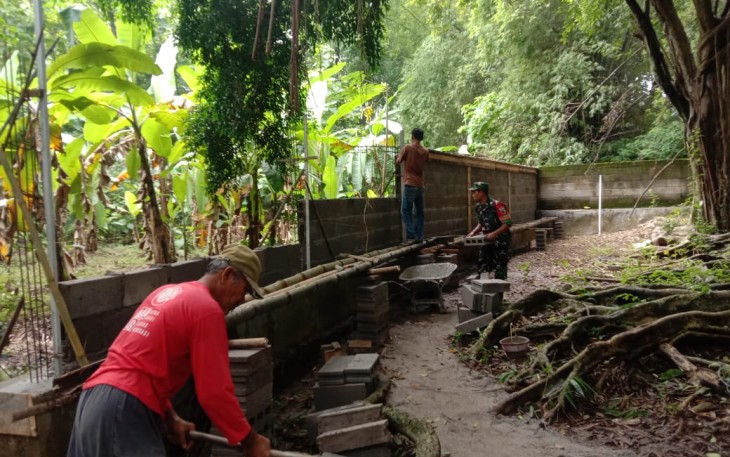 Gotong-royong bangun pagar makam di wilayah desa binaan 