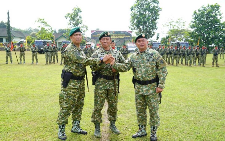 Pangdiv 2 Kostrad Mayjen TNI Haryanto foto bersama usai sertijab