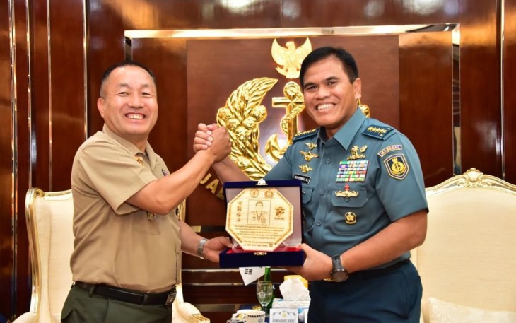 Kasal Laksamana TNI Muhammad Ali saat menerima cenderamata dari Dankormar Korsel 