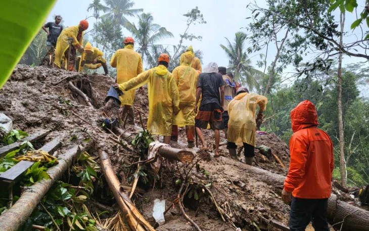Tim gabungan saat evakuasi korban longsor di dusun Ngis desa Tribhuana Kecamatan Abang Kabupaten Karangasem Bali, Sabtu (8/7)