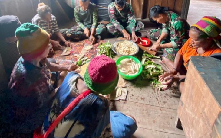 Kehangatan Warga Pegunungan saat Bersama Satgas Yonif 143/TWEJ di Papua