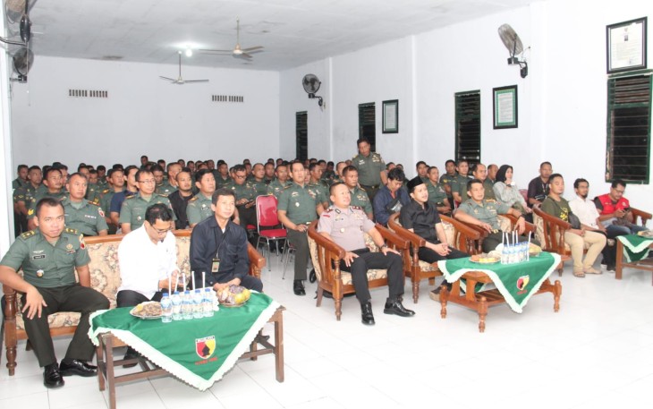 Nobar Kasad Award di aula Makodim 0806 Trenggalek, Senin (10/7)