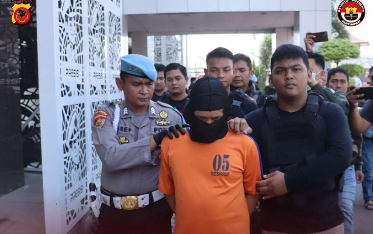 Pelaku penyiraman air keras saat diamankan Polres Karawang, Rabu (12/7)
