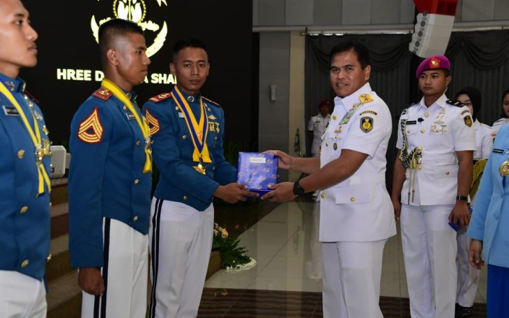 Kasal Laksamana TNI Muhammad Ali saat mewisuda sarjana taruna AAL, Rabu (12/7)
