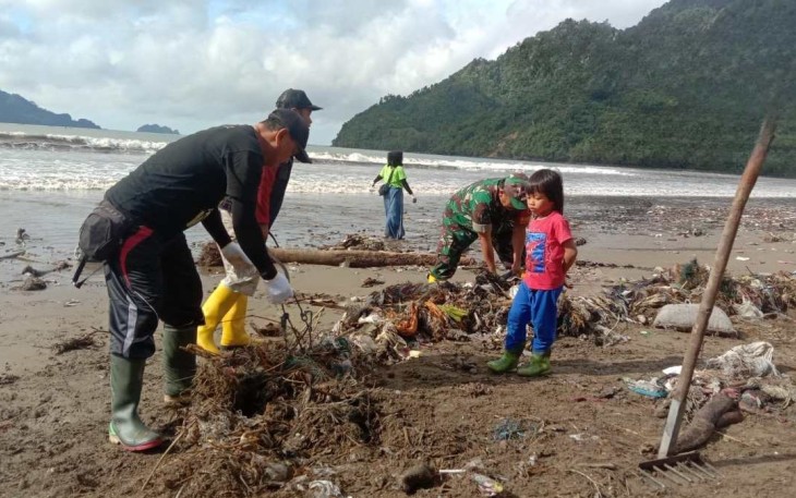 Karya Bakti Gerakan Resik Tepi Pantai Cengkrong 