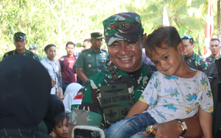Pangdam XII/Tpr Mayjen TNI Iwan Setiawan bersama anak-anak penerima nutrisi tambahan di Kabupaten Mempawah, Kamis (13/7) 