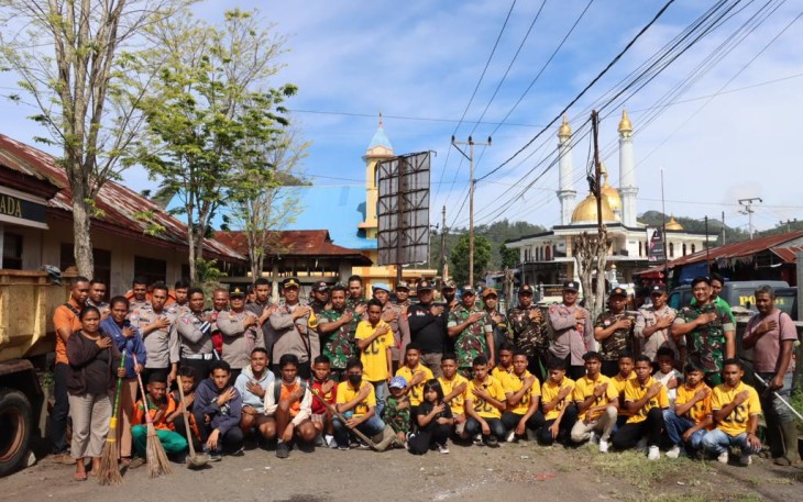 Polres Ngada Bersama Kodim 1625/Ngada, Dinas Lingkungan Hidup Kabupaten Ngada, Ormas Banser, dan Para Pelajar SMAK Regina Pacis Bajawa, Pelajar SMPN 2 Bajawa, Kerja Bakti Pembersihan Sampah, Bertempat di penampungan Sampah Kota Bajawa, Kecamatan Bajawa Kabupaten Ngada, Kamis (13/07/2023)
