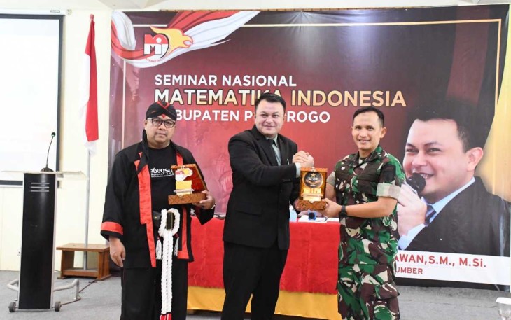 Dandim 0802/Ponorogo Letkol Inf Hirta Juni Adriansyah saat menerima cenderamata 