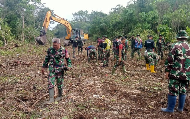 Pembersihan pohon pembukaan jalan dalam TMMD ke 117 Kodim 1411/BLK Kab. Bulukumba, Jum'at (14/7)