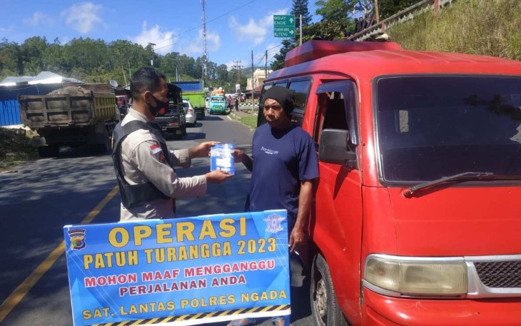Kasubsipenmas Siehumas Polres Ngada, Aiptu Bintaran Memberikan Himbauan Tertib Berlalulintas Saat Operasi Patuh Turangga 2023, Bertempat di Jalur Negara Ende-Ngada-Matim, Watujaji Desa Ngadhamana Kecamatan Bajawa Kabupaten Ngada, Sabtu (15/07/2023)