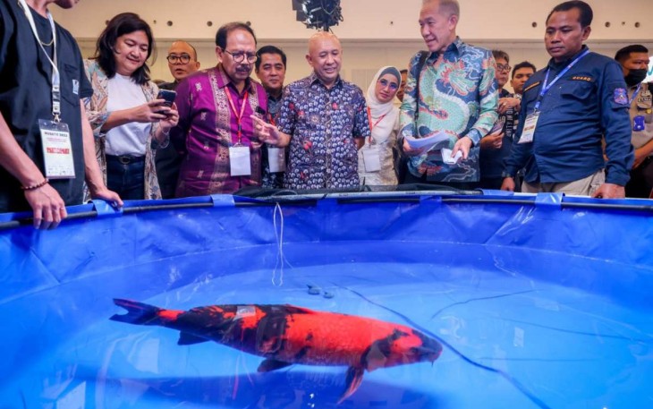 MenkopUKM Teten Masduki saat meninjau stand ikan Koi dalam event Nusatic 2023 di Tangerang, Banten, Minggu (16/7)