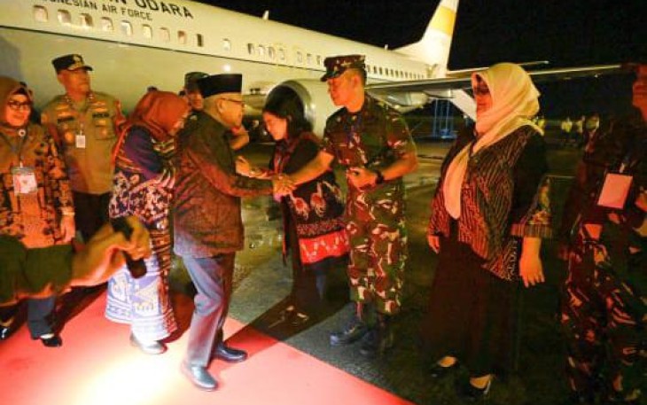Pangkoarmada III Laksda TNI Rachmad Jayadi saat menyambut Wapres Ma'ruf Amin di bandara Domine Eduard Osok Sorong