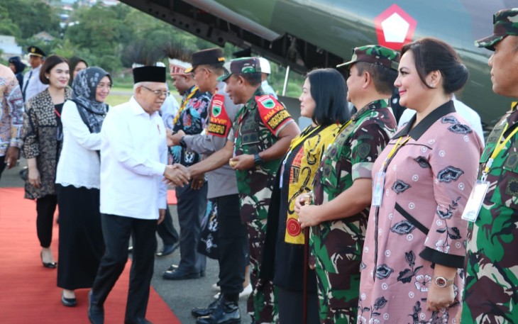Pangdam Kasuari Mayjen TNI Gabriel Lema saat menyambut Wapres RI Ma'ruf Amin 