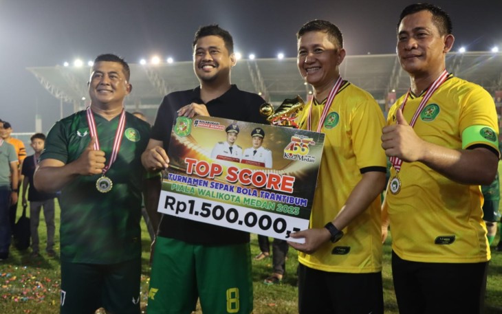 Kapolrestabes Medan Kombes Valentino Alfa Tatareda saat menerima hadiah dari Walikota Medan Bobby Nasution, Minggu (16/7) 