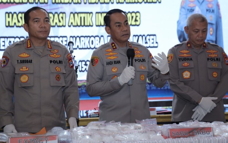 Kapolda Kalsel Irjen Pol Andi Rian Djajadi saat memberikan keterangan pers, Senin (17/7)