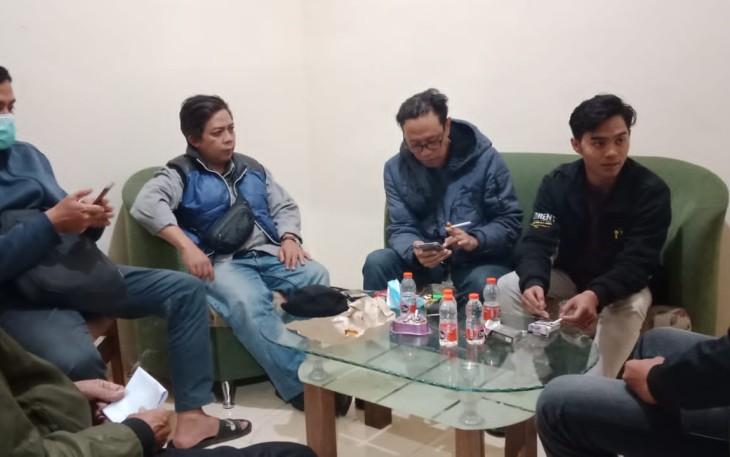 Agus Adianto nomor tiga dari kiri bersama Rizki Ramadhan korban begal kedua dari kanan didampingi anggota Polres Batu, saat berada di rumah salah seorang warga setempat