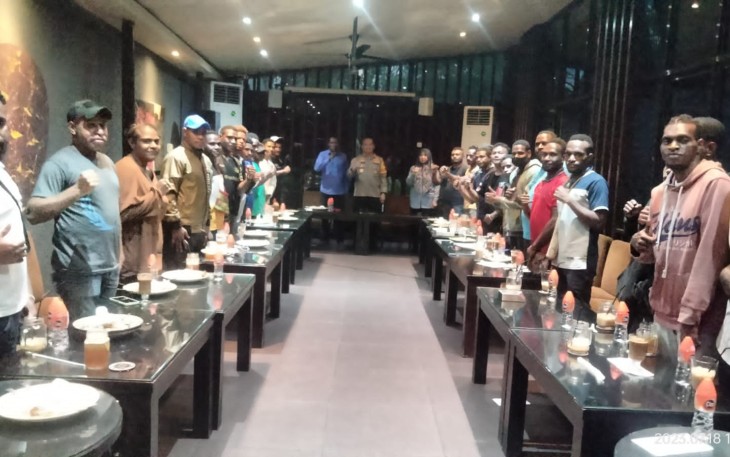 Silaturahmi bersama mahasiswa asal Papua di Mapolrestabes Makassar, Selasa (18/7)