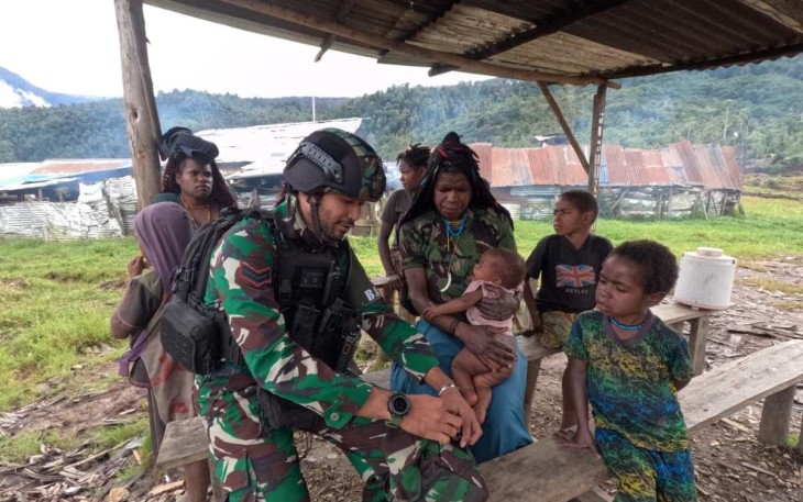 Prajurit Satgas Yonif PR 433/JS Berikan Pengobatan Ibu dan Anak Distrik Yigi, Rabu (19/7)