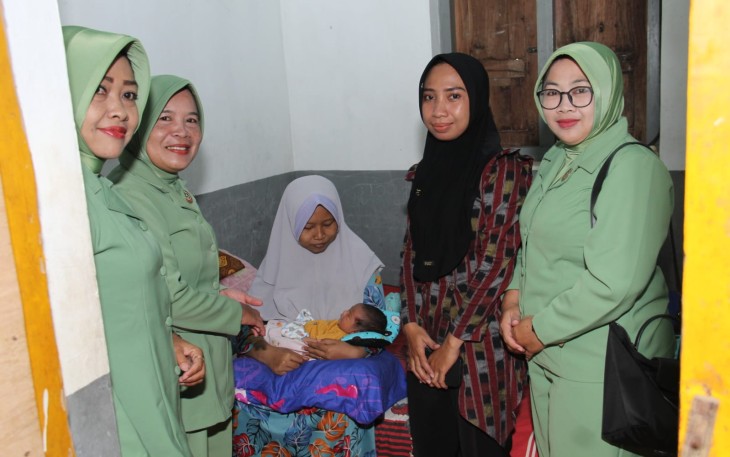 Baksos anak stunting Persit KCK Cab XX Dim 0806 Trenggalek