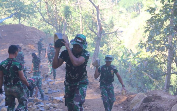 Buka akses jalan antar desa di Kecamatan Kare