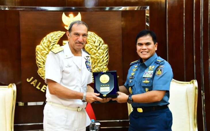 Kasal Laksamana TNI Muhammad Ali bersama Kasal Italia 