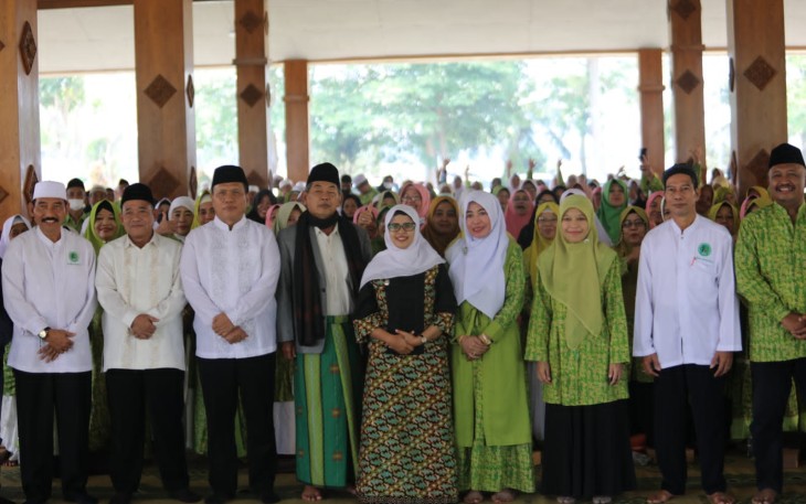 Bupati Blitar Rini Syarifah bersama Para Jamaah Haji Kabupaten Blitar Tahun 2023 dan Pejabat Terkait di Lingkungan Pemkab Blitar, IPHI Kabupaten Blitar Saat Tasyakuran Kepulangan Jamaah Haji Seusai Beribadah di Makkah dan Madinah.