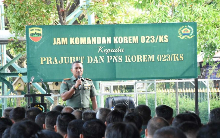 Danrem 023/KS Kolonel Inf Lukman Hakim saat memberikan jam komandan