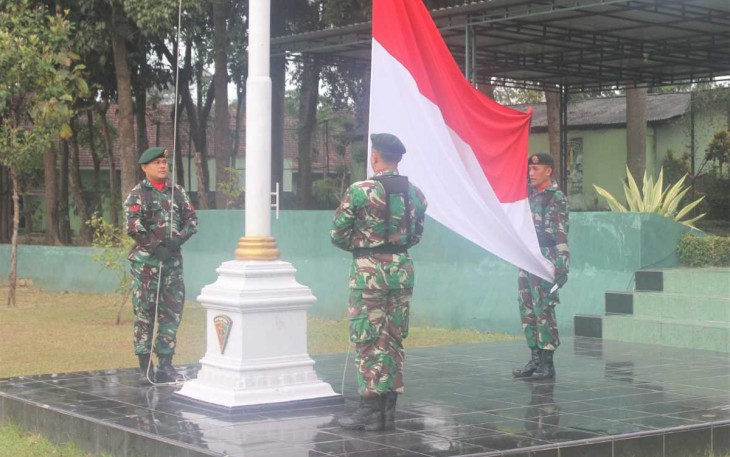 Upacara bendera prajurit Menarmed 2 Kostrad 