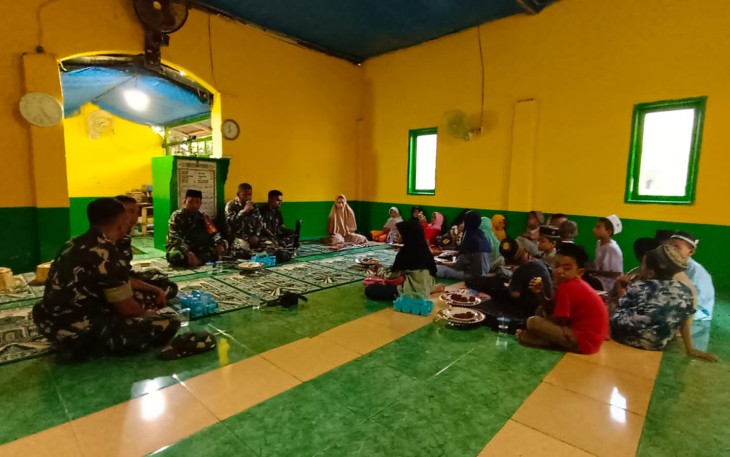 Anak-anak belajar mengaji bersama satgas TMMD 