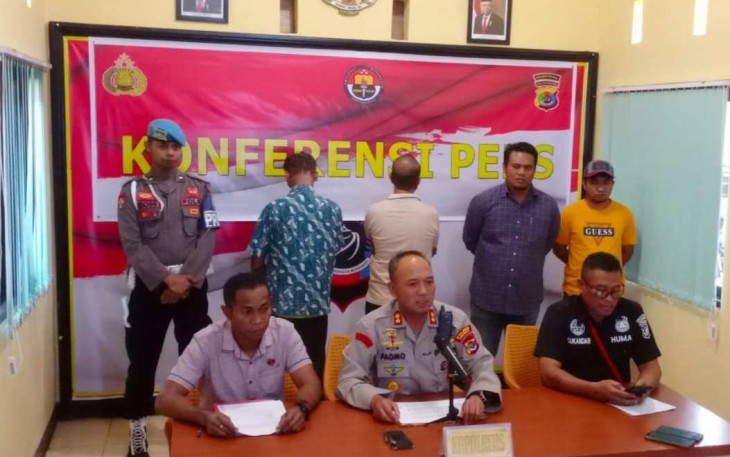 Kapolres Ngada AKBP Padmo Arianto, S.I.K, saat Konferensi Pers Terkait Penyerahan Tersangka dan Barang Bukti Kasus TPPO ke Kejaksaan Negeri Ngada, Bertempat di Aula Polres Ngada, Kecamatan Bajawa Kabupaten Ngada, Rabu 26 Juli 2023