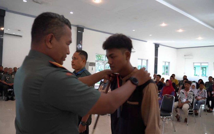 Danrem 023/KS Kolonel Inf Lukman Hakim saat memberikan pendidikan bela negara generasi muda, Kamis (27/7)