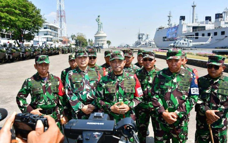 Pangkogabwilhan II Marsdya TNI Andyawan Martono saat memberikan keterangan pers di dermaga ujung Surabaya, Kamis (27/7)