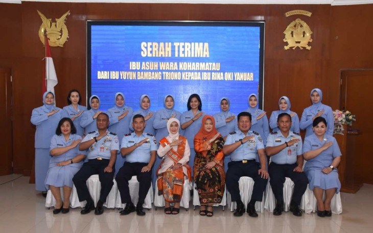 Foto bersama Ibu Asuh Wara Koharmatau