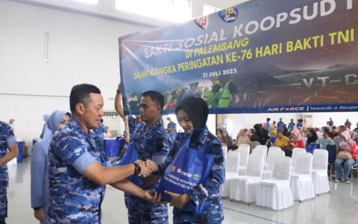 Pangkoopsud I Marsda TNI Bambang Gunarto saat memberikan paket sembako di Lanud SMH Palembang, Kamis (27/7)