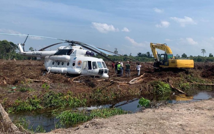 Helikopter BNPB mendarat darurat di lahan gambut di Kotawaringin Barat Kalteng