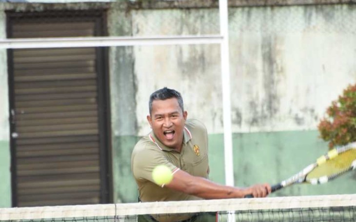 Danrem 023/KS Kolonel Inf Lukman Hakim saat unjuk skill olahraga tenis lapangan, Jum'at (28/7)