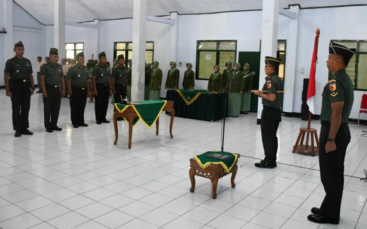 Dandim 0802/Ponorogo Letkol Inf Hirta Juni Adriansyah saat sertijab Danramil dan Perwira Staf, Jum'at (28/7)