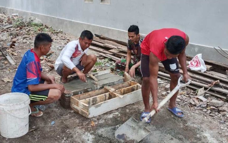 Pembuatan Patok jalan di lokasi TMMD 