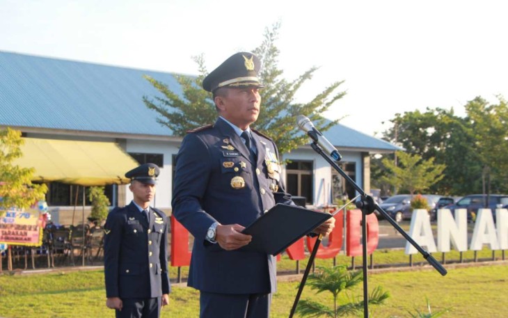 Danlanud Anang Busra Kolonel Pnb Bambang Sudewo membacakan amanat Kasau dalam upacara Hari Bakti ke-76 TNI AU, Sabtu (29/7)