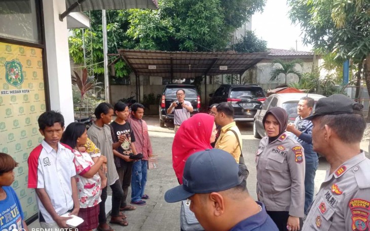 Puluhan gepeng saat diamankan di Mako Polsek Medan Kota, Sabtu (29/7)