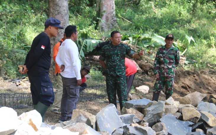 Dandim 0803/Madiun Letkol Inf Meina Helmi saat memberikan motivasi anggota satgas TMMD di lapangan, Selasa (1/8)